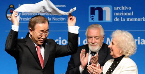 Ban Ki-Moon junto a Eduardo Luis Duhalde y la presidenta de Abuelas de Plaza de Mayo, Estela de Carlotto.