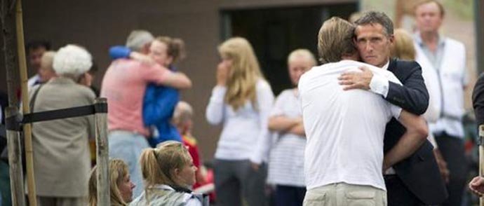 El primer ministro noruego, Jens Stoltenberg, junto a familiares de las víctimas de la matanza del 22 de julio.