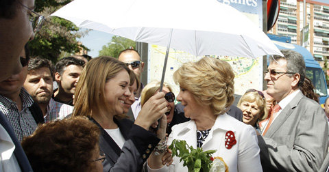 María Dolores de Cospedal y Esperanza Aguirre en un acto de campaña de las elecciones autonómicas y municipales del 22M.