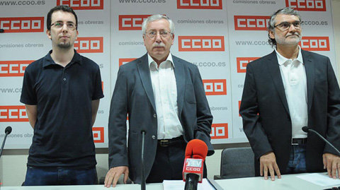 El secretario general de CCOO, Ignacio Fernández Toxo (centro), el portavoz del sindicato, Fernando Lezcano (derecha) y Javier Pueyo (izquierda), de Jóvenes de Comisiones Obreras. 