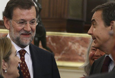 Zapatero y Rajoy conversan en el Congreso.