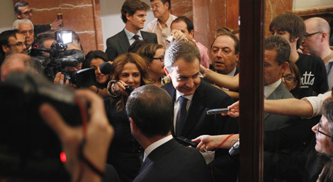 Zapatero rodeado de periodistas a la salida del hemiciclo.