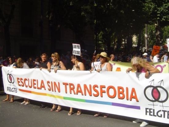 Pancarta de la FELGTB reclamando una escuela sin transfobia en la manifestación del Orgullo 2009 / COGAM