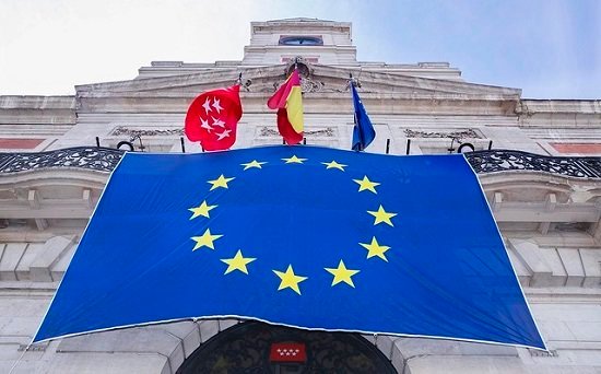 Bandera de la Union Europea en la Fachada de Sol  Foto: D.Sinova / Comunidad de Madrid