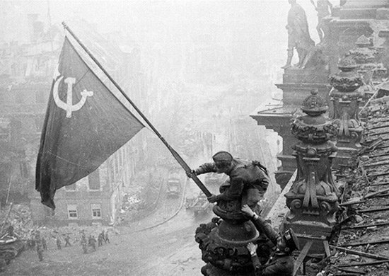 Raising_a_flag_over_the_Reichstag_2