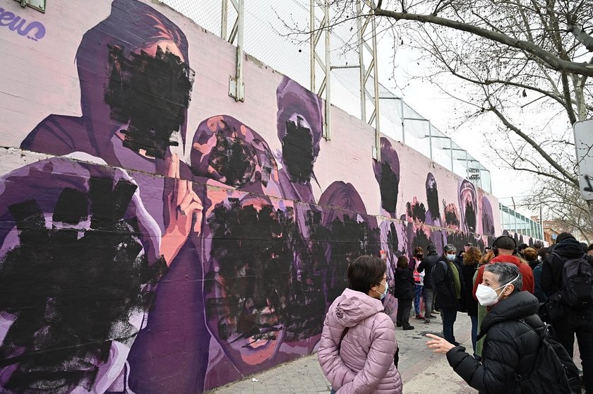 GRAF603. MADRID, 08/03/2021.- Mural feminista "La unión hace la fuerza" del barrio de Ciudad Lineal (Madrid) que este lunes, Día de la Mujer, ha amanecido vandalizado con pintura negra que cubre los rostros de las mujeres homenajeadas en sus paredes. EFE/ Fernando Villar