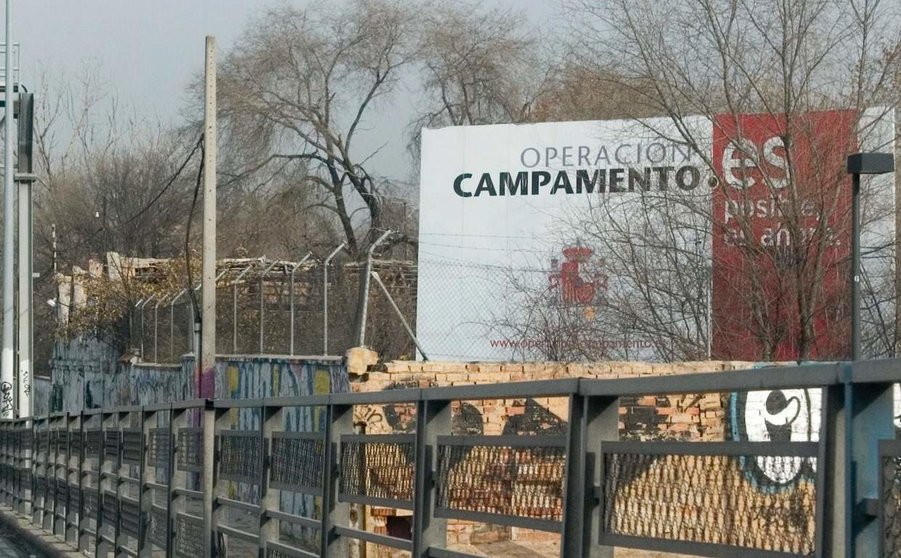 13/12/2010. MADRID. ESPAÑA. DISTRITO DE LATINA. "OPERACION CAMPAMENTO" EN LOS ANTIGUOS CUARTELES DE CAMPAMENTO. AVDA DE EXTREMADURA. FOTO: DE SAN BERNARDO. ARCHDC