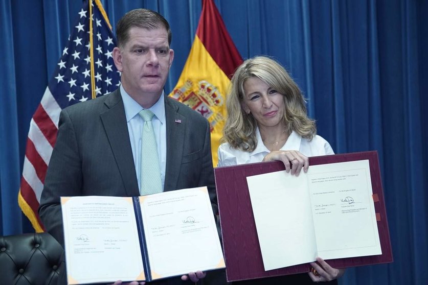 Yolanda Díaz y Martin Walsh tras la firma del Memorando de Entendimiento.
