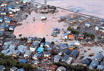 Vista aérea que muestra las casas destruidas en Iwaki