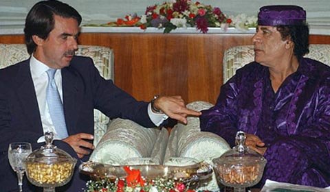 José María Aznar y Muamar Gadafi, en Trípoli, donde viajó de forma oficial en 2003 el expresidente del Gobierno español.