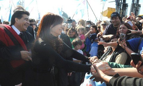 La presidenta Cristina Fernández saluda al público reunido en el acto de lanzamiento del Mercado Concentrador de la localidad bonaerense de José C. Paz.