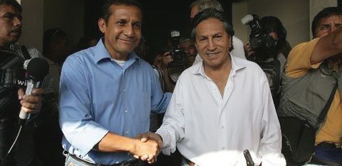 Ollanta Humala (i) y Alejandro Toledo.