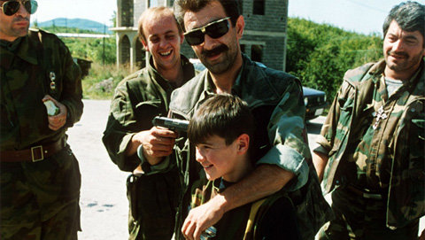 Soldados serbios en Sarajevo bromeando con un niño.