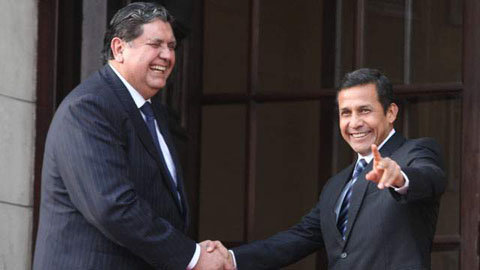 Alan García saluda a Ollanta Humala en la Puerta de Honor del Palacio de Gobierno.