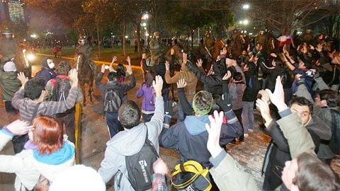 Manifestaciones de la noche de ayer por el centro de Santiago (Foto: El Mercurio)