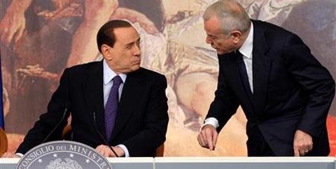 El primer ministro italiano, Silvio Berlusconi y el subsecretario del gabinete italiano, Gianni Letta, durante uan rueda de prensa en el palacio de Chigi, en Roma, el 12 de agosto de 2011.