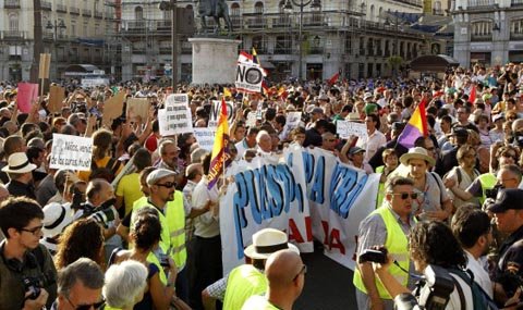 Miles de manifestantes han participado en la marcha laica en Madrid.