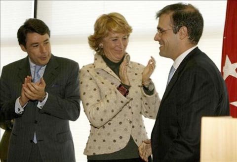 El Defensor del Menor de la Comunidad de Madrid, Arturo Canalda, es aplaudido por la presidenta de la Comunidad de Madrid, Esperanza Aguirre, y el vicepresidente primero de la Comunidad Madrid, Ignacio González (EFE, 13 de abril de 2010).
