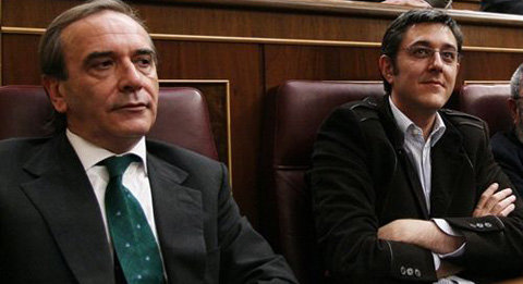 El portavoz parlamentario, José Antonio Alonso, y Eduardo Madina, secretario general del Grupo Socialista.