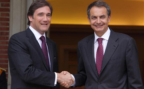 El presidente del Gobierno, José Luis Rodríguez Zapatero, saluda al primer ministro de Portugal, Pedro Passos Coelho, a su llegada a La Moncloa.