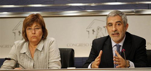 El diputado de IU, Gaspar Llamazares, y la diputada de ICV, Nuria Buenaventura.