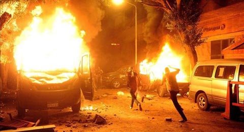 Manifestantes egipcios queman vehículos de la Policía durante unas protestas en El Cairo (Egipto), donde un grupo de manifestantes egipcios derribó un muro de la Embajada de Israel y parte de un edificio del Ministerio del Interior fue incendiado.