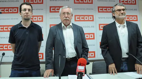 El secretario general de CCOO, Ignacio Fern&aacute;ndez Toxo (centro), el portavoz del sindicato, Fernando Lezcano (derecha) y Javier Pueyo (izquierda), de J&oacute;venes de Comisiones Obreras. 