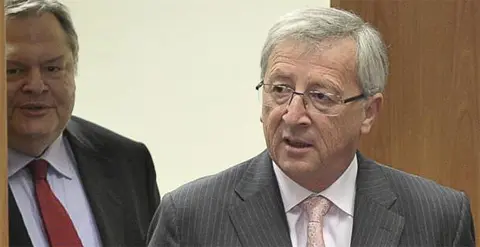 Claude Juncker (dcha.) y el ministro griego de Finanzas, Evangelos Venizelos (izda) este viernes en una reuni&oacute;n del consejo de Eurogrupo en Luxemburgo.