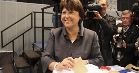 La líder del Partido Socialista francés, Martine Aubry, ejerce su derecho al voto durante las elecciones al Senado francés en un colegio electoral de Lille (Francia).