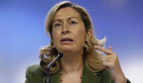 la secretaria ejecutiva de pol&iacute;tica social y bienestar del pp, ana pastor, calific&oacute; hoy, en rueda de prensa en la sede del partido, de "actitud bochornosa" que el gobierno vaya "mendigando" reunirse con eta, y mantuvo que el ejecutivo "le est&aacute; haciendo los deberes a la banda terrorista".