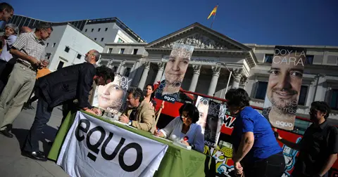 equo inicia la campa&ntilde;a de recogida de avales para presentarse a las elecciones generales frente al congreso de los diputados en madrid
 
los numero uno y dos por madrid,  juan lopez de uralde e in&eacute;s sabanes  recogen los avales  necesarios para que equo pueda presentarse a las pr&oacute;ximas elecciones generales del 20 de noviembre.
a partir de hoy y durante los pr&oacute;ximos 20 d&iacute;as voluntarios de equo recoger&aacute;n firmas en las diferentes provincias de espa&ntilde;a a la vez que informan sobre este nuevo proyecto pol&iacute;tico. 
(c) pedro armestre.