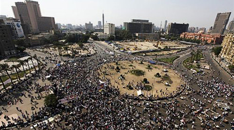 Miles de egipcios han llenado la plaza Tahrir de El Cairo este viernes.