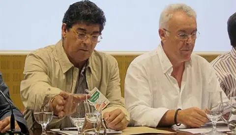 El coordinador de IU, Cayo Lara (dcha.)