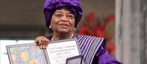 La presidenta de Liberia y Nobel de la Paz 2011, Ellen Johnson Sirleaf, posa con su medalla y diploma durante la ceremonia de entrega celebrada en Oslo (Noruega).