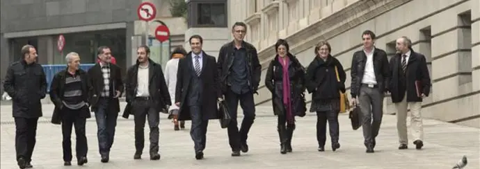 Los diputados electos de Amaiur bajan por la Carrera de San Jer&oacute;nimo camino del Congreso. 