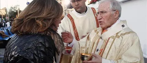 El cardenal y arzobispo de Madrid, Antonio Mar&iacute;a Rouco Varela, da la comuni&oacute;n a la alcaldesa de Madrid, Ana Botella, durante la Misa de las Familias en la madrile&ntilde;a Plaza de Col&oacute;n, con motivo de la festividad de la Sagrada Familia, que concelebra junto a numerosos obispos tanto espa&ntilde;oles como extranjeros que han acudido a la cita que se celebra desde 2007.