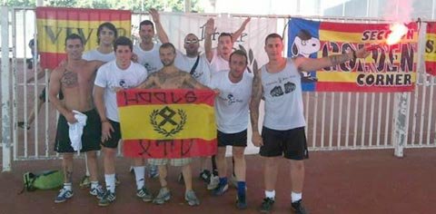 Fotografía publicada en Levante-EMV que muestra a varios miembros de Nuevas Generaciones del PP de Xàtiva en actitud fascista. (Levante-EMV)