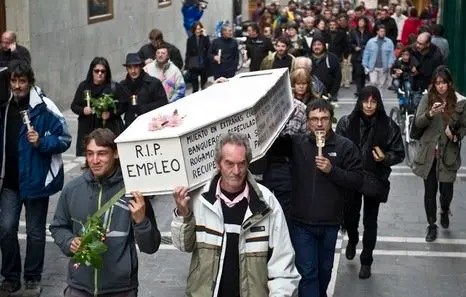 Santu guztien eguna 2012. Irudian, lanposturik gabeko pertsonen asanbladak antolatutako hileta-martxa krisiaren aurka.

D&Igrave;a de todos los santos 2012. En la imagen, marcha f˙nebre convocada por la asamblea de personas sin empleo, contra la crisis.