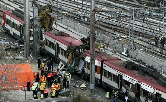 Rescue workers lift  a body bag containing the body of a bomb victim from a train about one kilometer outside the main train station in Madrid, March 11, 2004.  Ten simultaneous explosions killed 182 people on packed Madrid commuter trains on Thursday in Europe's bloodiest attack for more than 15 years.                     REUTERS/Kai Pfaffenbach