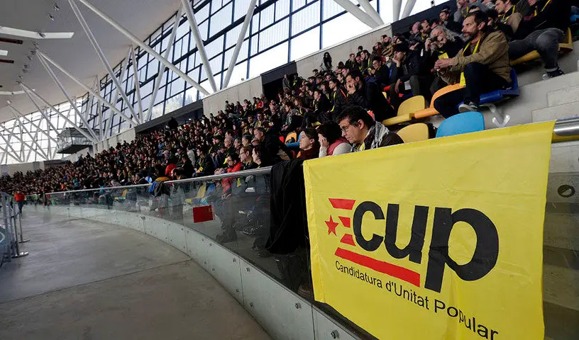 GRA013 SABADELL (BARCELONA), 27/12/2015.- Asamblea de la CUP que debate y somete a votaci&oacute;n si sus diez diputados en el Parlament deben facilitar la investidura de Artur Mas, una decisi&oacute;n de la que depende que CDC y ERC puedan formar gobierno o Catalu&ntilde;a se vea abocada a unas nuevas elecciones anticipadas en marzo. EFE/Alberto Est&eacute;vez