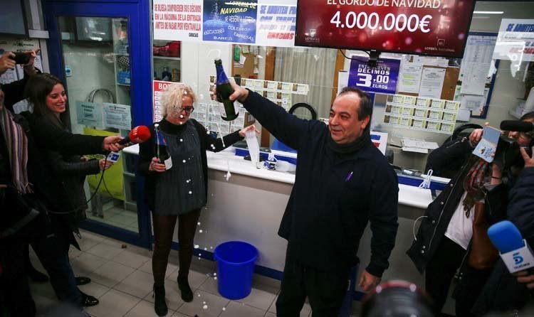 Lottery kiosk owners Agustin Ramos and his wife Maria Jose Rojo celebrate selling the winning ticket number in Spain's Christmas Lottery "El Gordo" (The Fat One) in Madrid, Spain, December 22, 2016.  REUTERS/Juan Medina