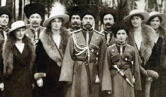 Nicol&aacute;s-II-y-familia-1916-vestidos-de-cosacos