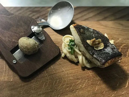 Rodaballo-en-mantequilla-de-ajos-tostados-con-linguine-en-pil-pil-de-trufa-blanca