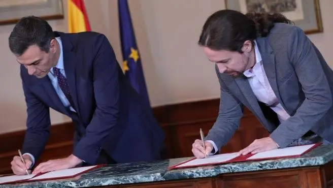 pedro-sanchez-y-pablo-iglesias-durante-la-firma-de-su-acuerdo-para-un-gobierno-de-coalicion