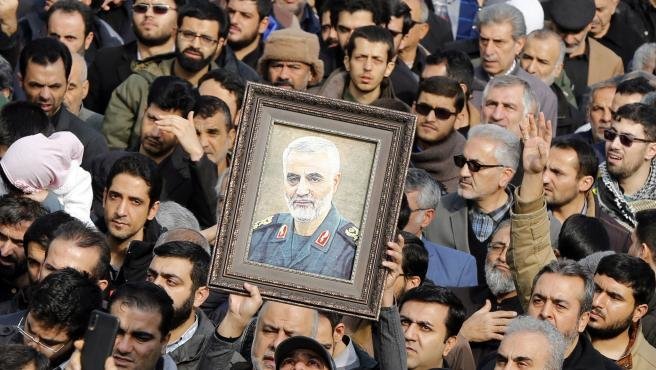 miles-de-iranies-salen-a-la-calle-para-llorar-la-muerte-del-teniente-general-del-cuerpo-de-guardias-revolucionarios-de-iran-irgc-y-del-comandante-de-la-fuerza-quds-qasem-soleimani-durante-una-manifestacion-antiestadounidense