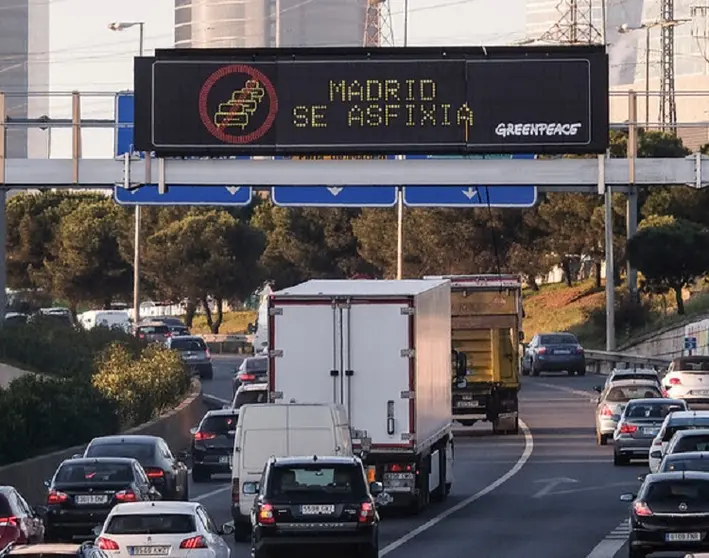 16/01/2019. Madrid, Espa&ntilde;a\r\rActivistas de Greenpeace han desplegado esta ma&ntilde;ana un mensaje sobre la autopista A-1, junto al Nudo de Manoteras. Con el texto &ldquo;Madrid se asfixia&rdquo; sobre un panel de se&ntilde;alizaci&oacute;n variable, la organizaci&oacute;n ecologista reclama mayor contundencia contra la contaminaci&oacute;n, y especialmente sobre los veh&iacute;culos de combustible f&oacute;sil, principal fuente de poluci&oacute;n en las zonas urbanas. Junto al panel, los activistas han desplegado dos pancartas con los textos &ldquo;38.000 muertes al a&ntilde;o por contaminaci&oacute;n&rdquo; y &ldquo;No m&aacute;s coches&rdquo; alertando del peligro para la salud p&uacute;blica en periodos de alta contaminaci&oacute;n.\r&copy;Greenpeace Handout/ Pedro Armestre - No sales - No Archives - Editorial Use Only - Free use only for 14 days after release. Photo provided by GREENPEACE, distributed handout photo to be used only to illustrate news reporting or commentary on the facts or events depicted in this image.