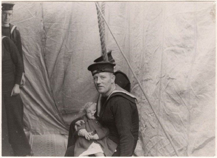 Guardamarina británico con niño