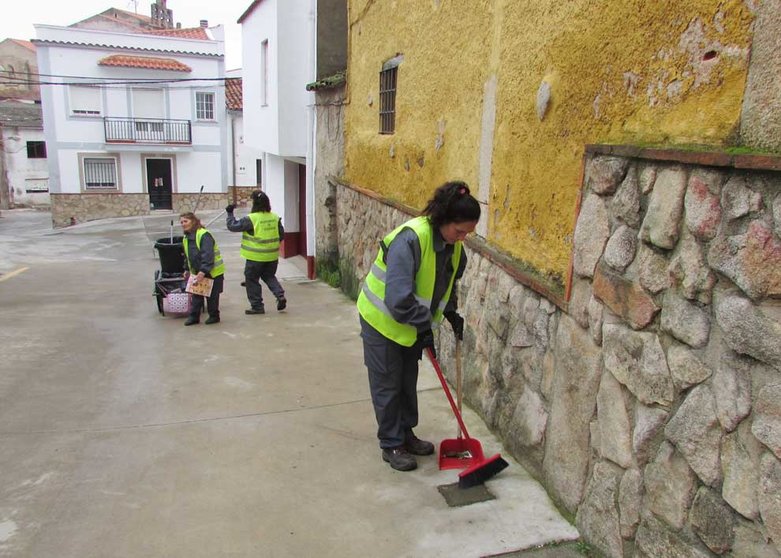 mujeres-trabajadores-operarios-limpieza-de-calles-del-ayuntamiento-1-(1)bbb