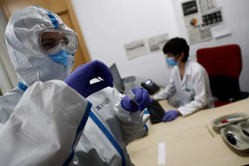 Un trabajador sanitario un hisopo de un test de coronavirus. EFE/Mariscal/Archivo