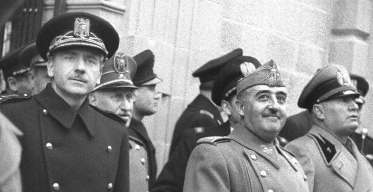 ENTREVISTA FRANCO-MUSSOLINI: BORDIGHERA (ITALIA), 12/02/1941.-El jefe de Estado espa&ntilde;ol, Francisco Franco (c) y, Benito Mussolini (dc)  a la salida de  la finca de Villa M&oacute;rtola al finalizar la reuni&oacute;n de esta tarde. A la izquierda el ministro de Exteriores espa&ntilde;ol Serrano S&uacute;&ntilde;er. EFE/Cort&eacute;s/aa